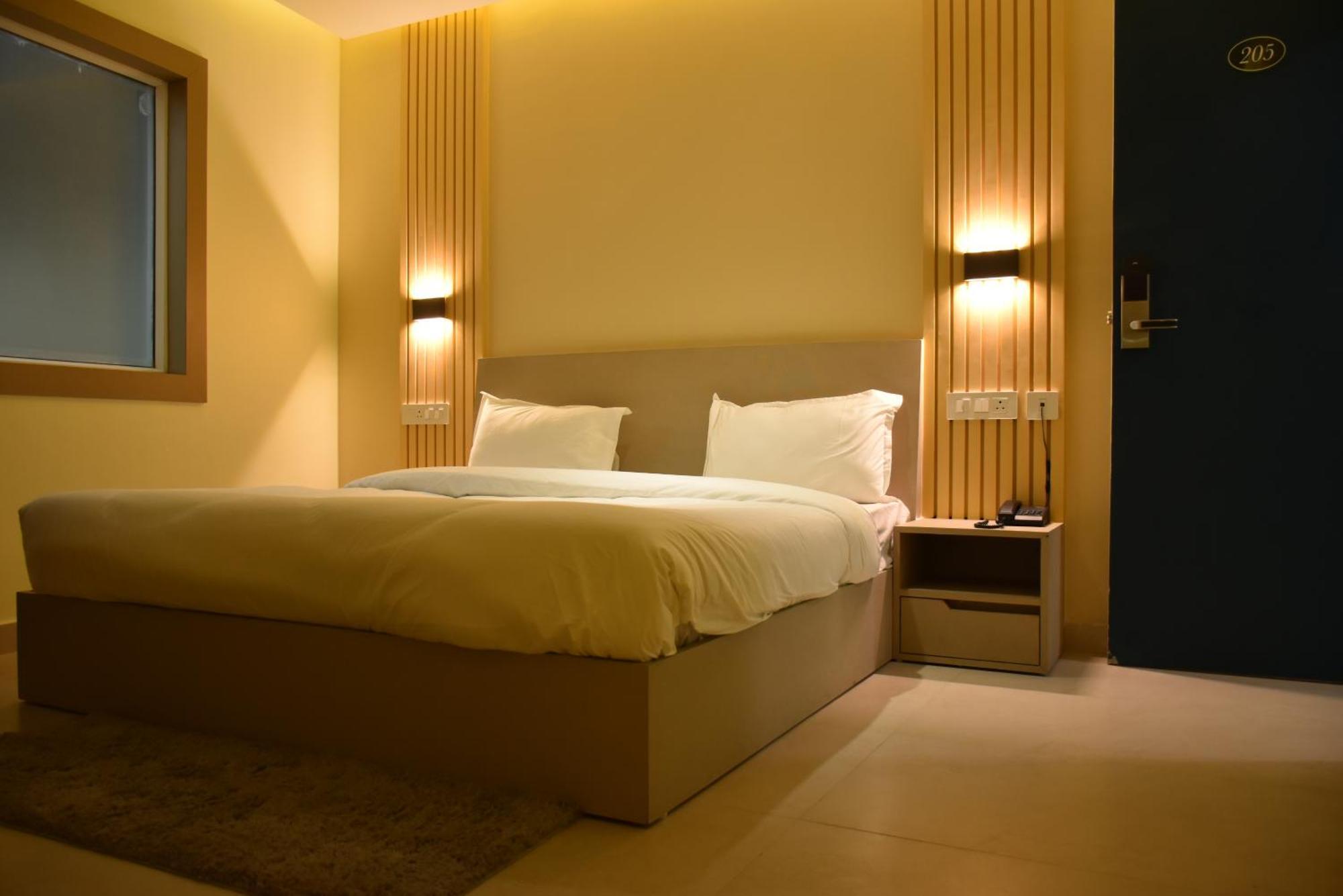 נייניטל Spruce Hill Hotel & Restro מראה חיצוני תמונה