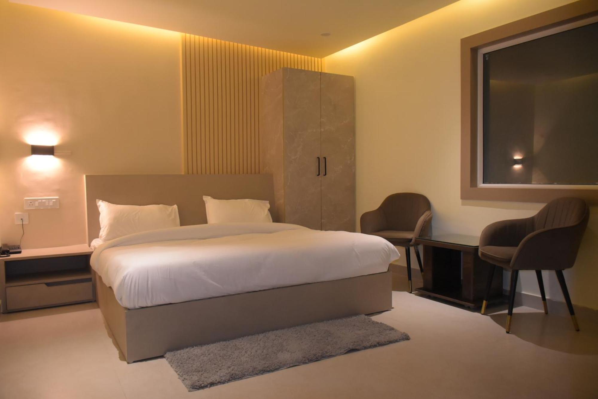 נייניטל Spruce Hill Hotel & Restro מראה חיצוני תמונה